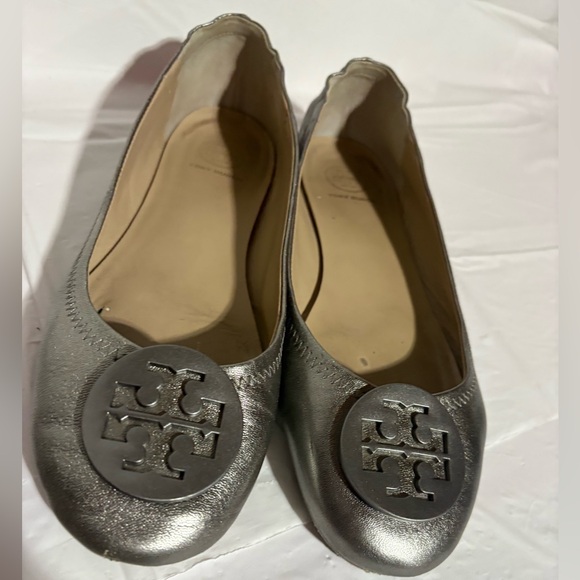 Tory Burch Silver Ballet Flats Size 8 - Picture 1 of 10